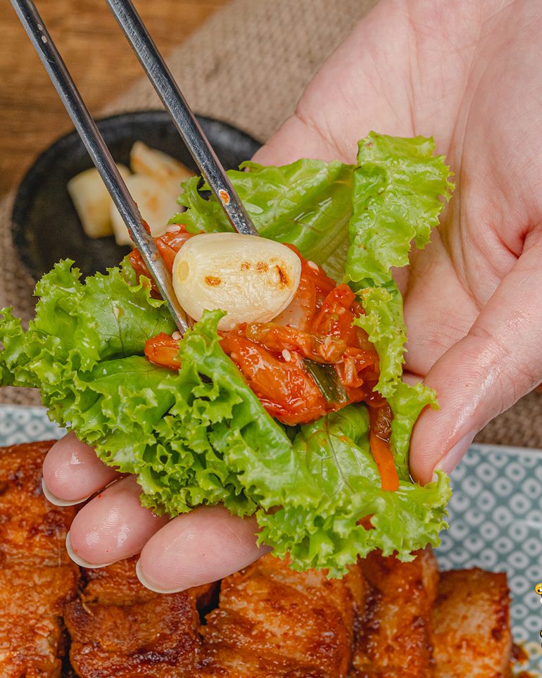 เมี่ยงหมูสามชั้นเกาหลี ขั้นที่ 9: เสิร์ฟคู่กับผักสดและน้ำจิ้ม วางหมูบนผัก แต้มน้ำจิ้มแล้วห่อกินเป็นคำ…
