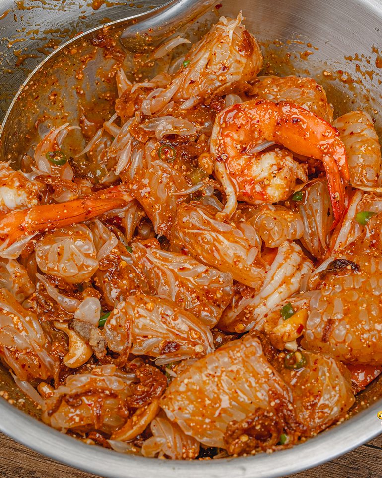 ยำข้าวคั่วส้มโอ ขั้นที่ 7: ตักใส่จานแล้วเสิร์ฟทันที ตอนนั้นหอมเจียวยังกรอบและส้มโอยังไม่คายน้ำ