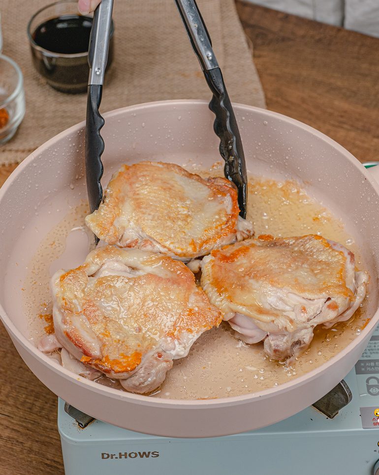 ข้าวไก่เทอริยากิน้ำจิ้มแจ่ว ขั้นที่ 2: วางสะโพกไก่ลงในกระทะ ย่างโดยไม่ขยับจนด้านล่างเป็นสีน้ำตาลทอง ประมาณ…