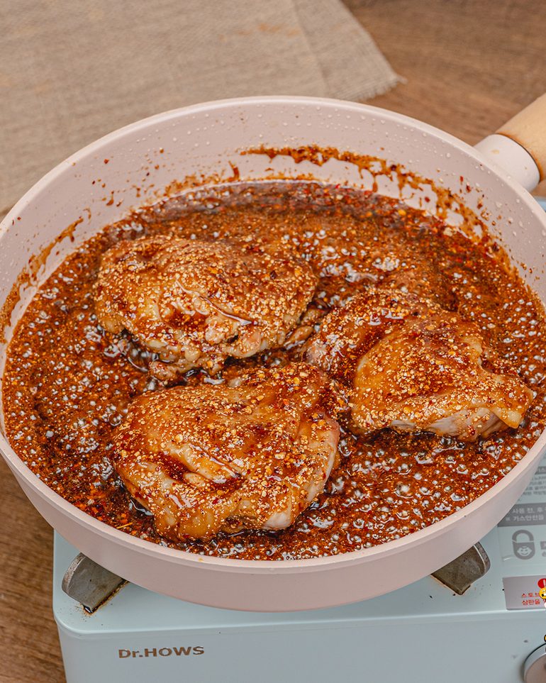 ข้าวไก่เทอริยากิน้ำจิ้มแจ่ว ขั้นที่ 6: ใส่ไก่กลับลงไปในกระทะ ตักซอสราดให้ทั่วชิ้นไก่ พลิกไก่เป็นระยะ…