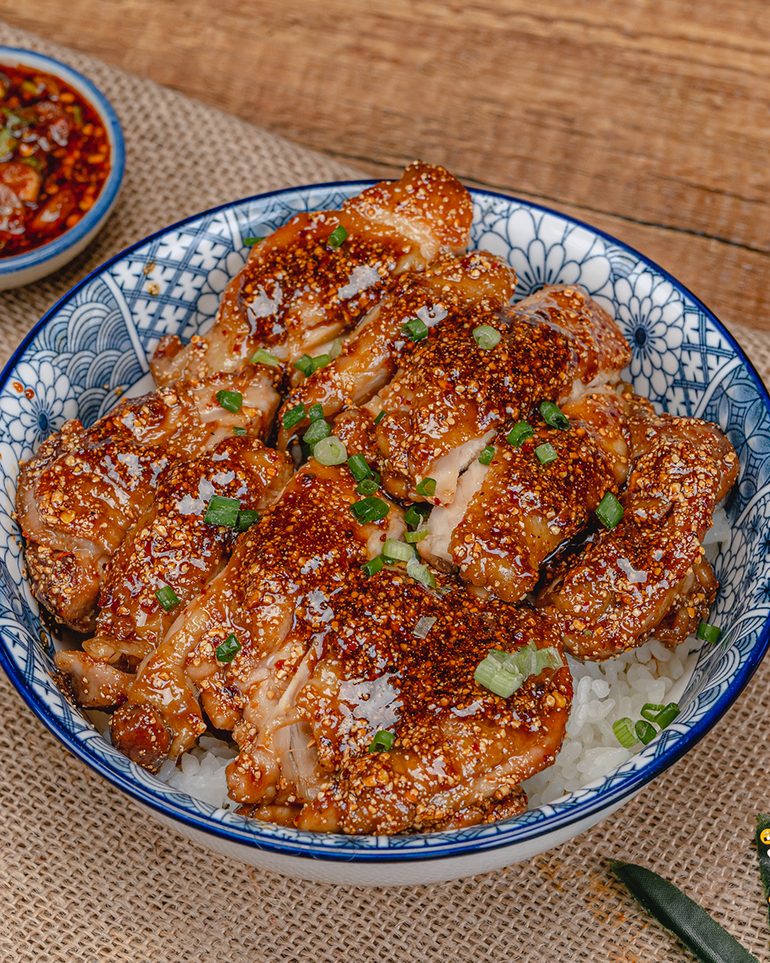 ข้าวไก่เทอริยากิน้ำจิ้มแจ่ว ขั้นที่ 7: ปิดไฟ นำไก่มาหั่นเป็นชิ้นพอดีคำ วางเรียงบนข้าวสวย