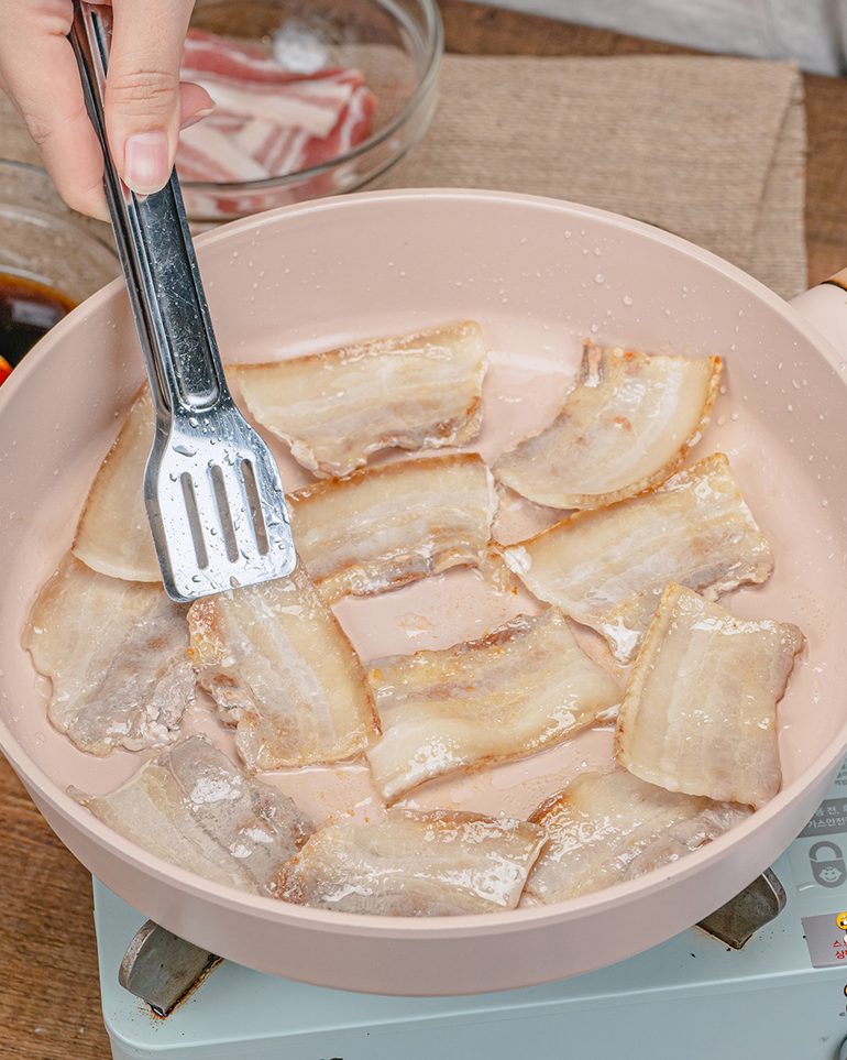 ข้าวหน้าหมูสามชั้นย่างซอส ขั้นที่ 3: ย่างหมูและใช้ที่คีบพลิกด้านจนสุกทั้งสองด้าน…