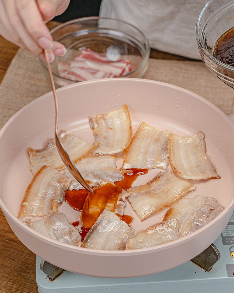 ข้าวหน้าหมูสามชั้นย่างซอส ขั้นที่ 4: เทซอสที่ผสมไว้ลงในกระทะให้ทั่วหมู
