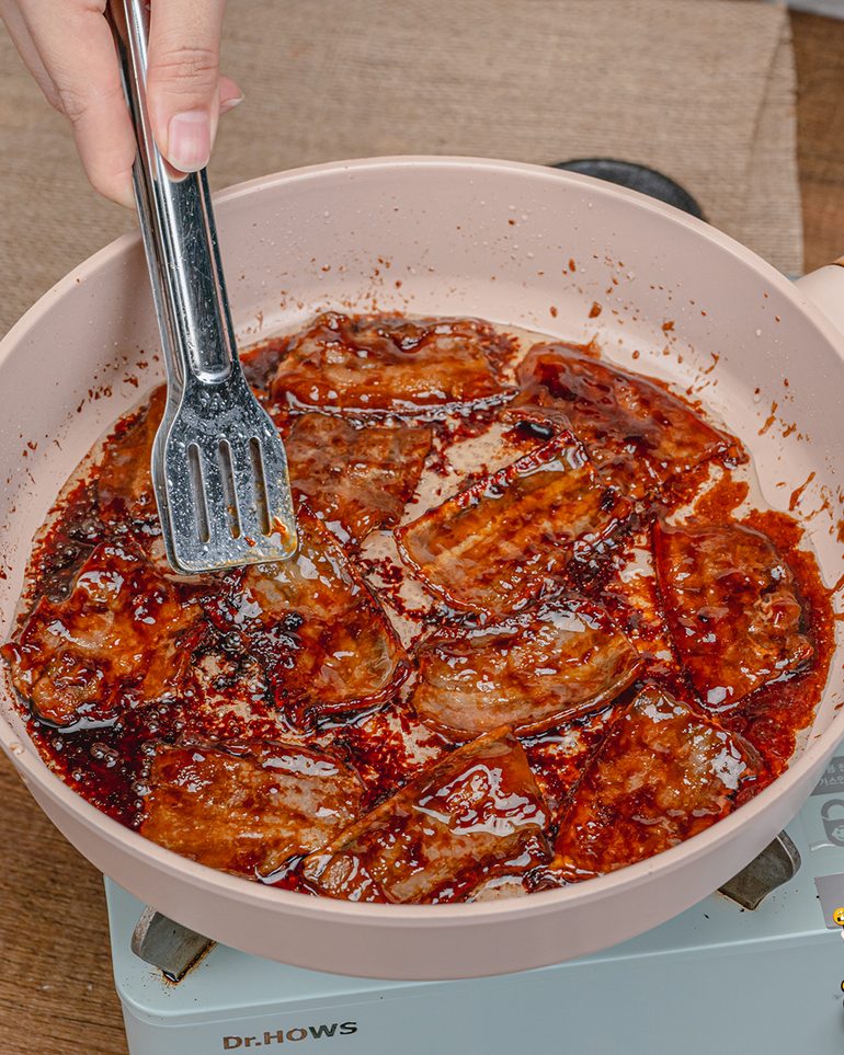 ข้าวหน้าหมูสามชั้นย่างซอส ขั้นที่ 5: ย่างต่อด้วยไฟปานกลาง พลิกหมูไปมาประมาณ 3–5 นาที…