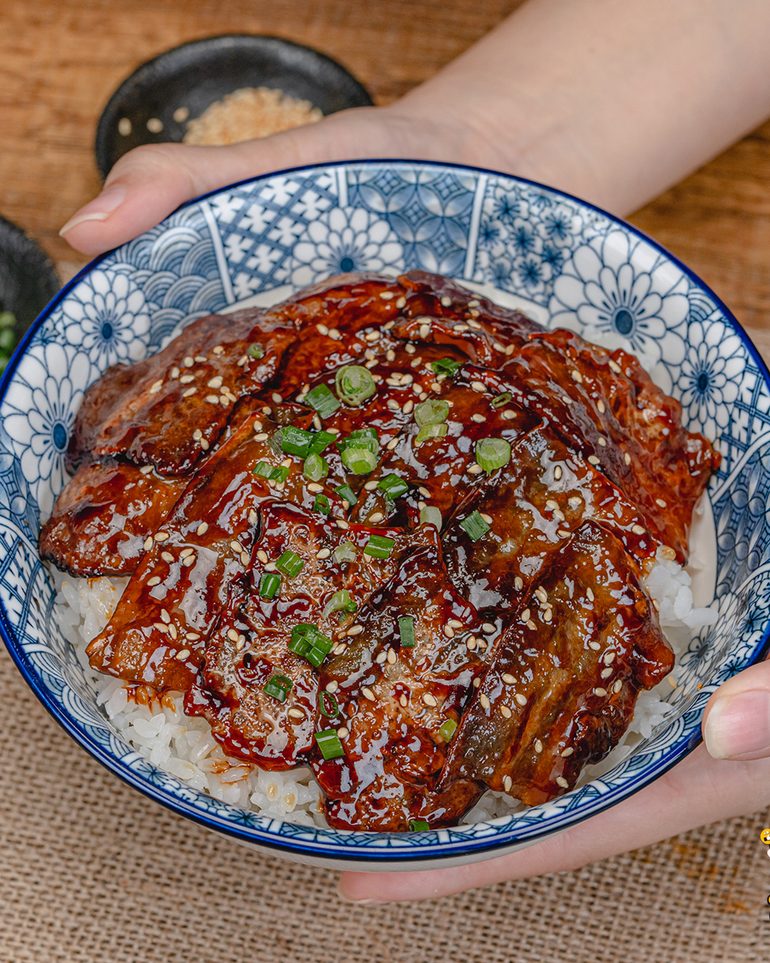 ข้าวหน้าหมูสามชั้นย่างซอส ขั้นที่ 6: ตักข้าวสวยร้อนๆ ใส่ชาม เรียงหมูลงบนข้าว แล้วราดซอสที่เหลือในกระทะลงไป