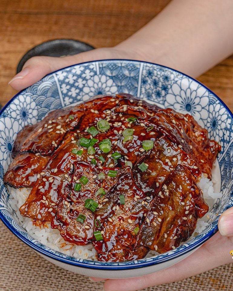 ข้าวหน้าหมูสามชั้นย่างซอส ขั้นที่ 7: โรยงาขาวและต้นหอมซอยตามชอบ เสิร์ฟทันที