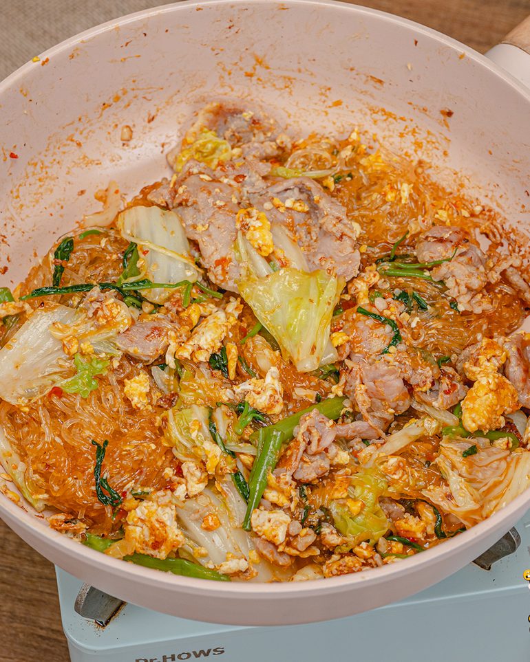 สุกี้แห้งหมูหมักน้ำมันงา ขั้นที่ 8: ปิดไฟ ตักใส่จานแล้วเสิร์ฟทันทีขณะร้อน