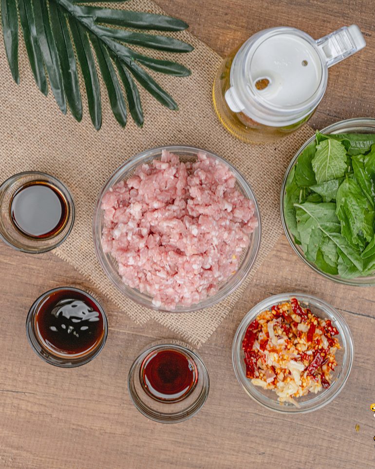 กะเพราพริกแห้งหมูสับ ขั้นที่ 1: โขลกพริกแห้งกับกระเทียมพอหยาบ ให้พริกยังเป็นเกล็ดและกระเทียมแตกพอมีน้ำ…