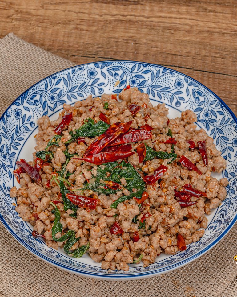 กะเพราพริกแห้งหมูสับ ขั้นที่ 8: ทอดไข่ดาวในน้ำมันร้อนจนขอบกรอบ ตักกะเพราพริกแห้งหมูสับใส่จานหรือราดข้าว…