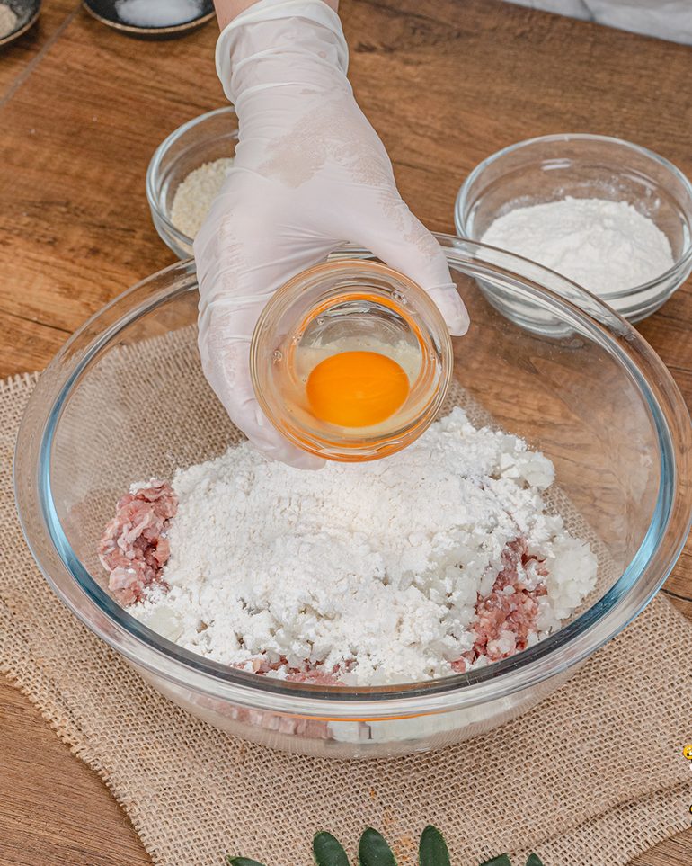 แฮมเบิร์กชีส (ทอด) ขั้นที่ 2: ใส่แป้งอเนกประสงค์และไข่ไก่ (ส่วนสำหรับเนื้อ) ลงในชาม ถ้าชอบเนื้อนุ่มฉ่ำ…