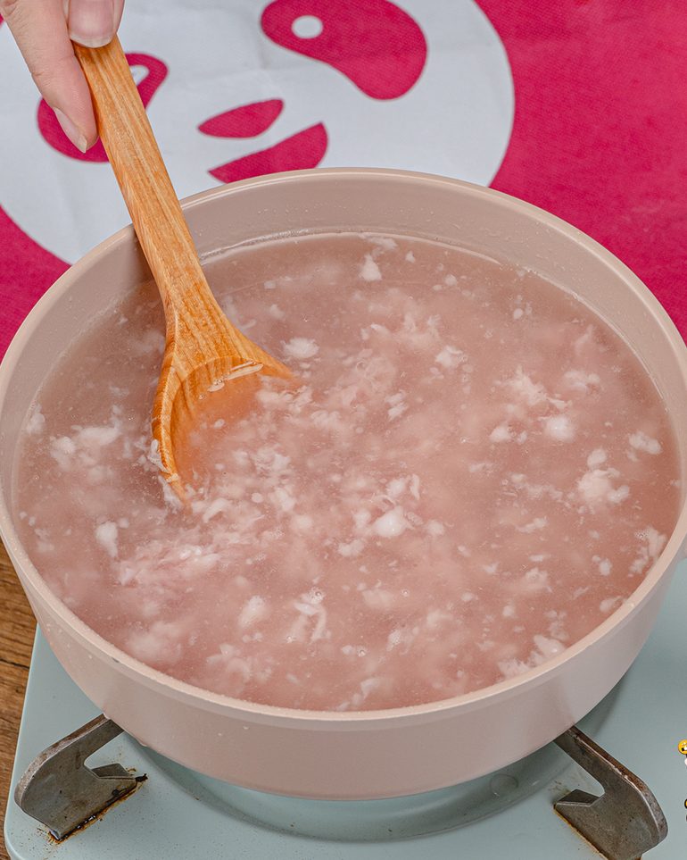 มาม่าต้มยำหมูสับ ขั้นที่ 4: ใช้ทัพพีคนให้หมูแตกตัวกระจายทั่วหม้อ คนไปเรื่อยๆ ระหว่างที่น้ำร้อนขึ้น
