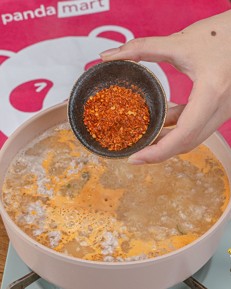 มาม่าต้มยำหมูสับ ขั้นที่ 7: ตามด้วยพริกป่นและน้ำตาลทราย