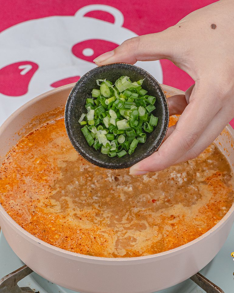 มาม่าต้มยำหมูสับ ขั้นที่ 11: ใส่ต้นหอมและผักชีซอย แล้วปิดไฟ