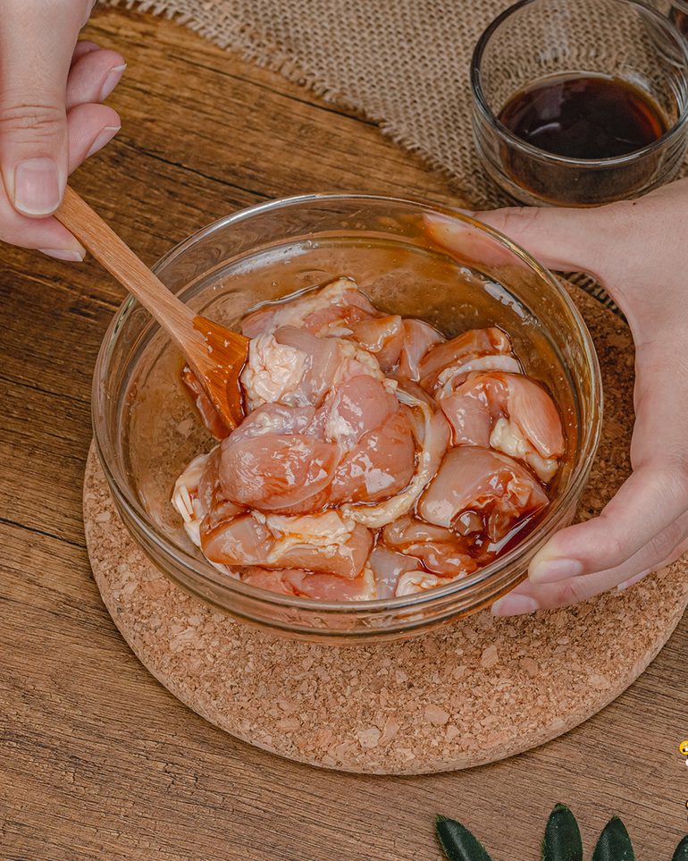 ไก่ผัดน้ำมันหอย ขั้นที่ 2: หมักทิ้งไว้ 5–10 นาที ระหว่างรอให้หุงข้าวหรือซอยต้นหอมไว้