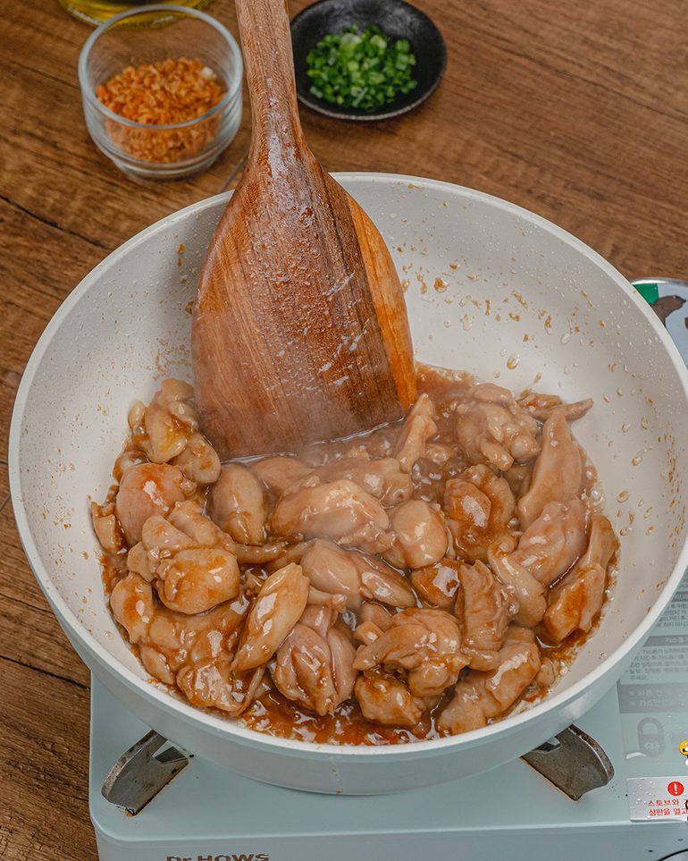ไก่ผัดน้ำมันหอย ขั้นที่ 5: ลดเป็นไฟกลาง ปรุงรสด้วยน้ำมันหอยและซอสปรุงรสในส่วนผัด ผัดให้เข้ากันต่ออีกประมาณ…