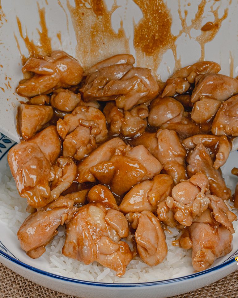 ไก่ผัดน้ำมันหอย ขั้นที่ 6: ตักข้าวสวยร้อนๆ ใส่จาน แล้วตักไก่ราดพร้อมกับซอสในกระทะ