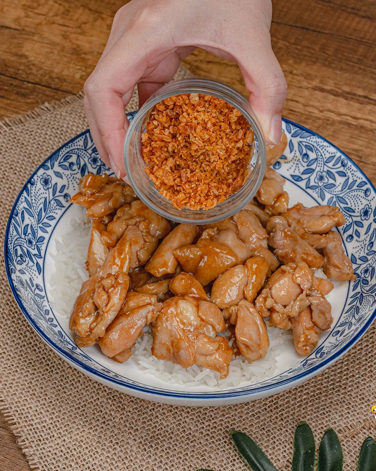 ไก่ผัดน้ำมันหอย ขั้นที่ 7: โรยกระเทียมเจียวและต้นหอมตามชอบ แล้วเสิร์ฟทันทีตอนกระเทียมยังกรอบ