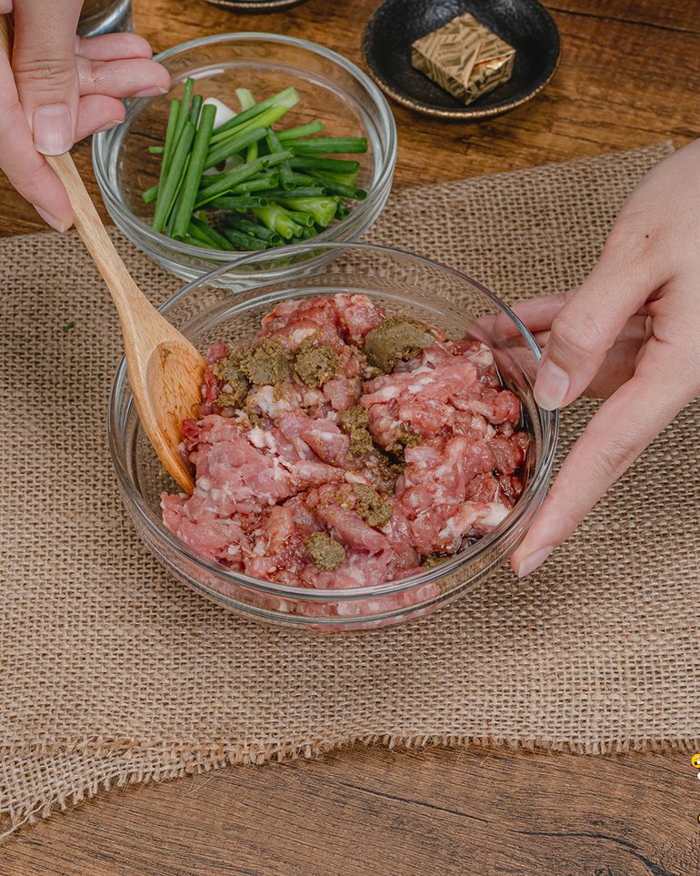 แกงจืดไข่น้ำหมูสับ ขั้นที่ 1: ใส่หมูสับ สามเกลอ และซีอิ๊วขาวลงในชามผสม คลุกจนเครื่องกระจายทั่วเนื้อหมู…