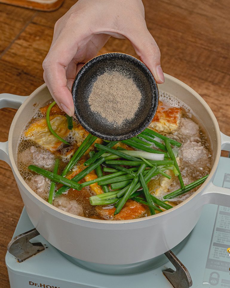 แกงจืดไข่น้ำหมูสับ ขั้นที่ 9: โรยพริกไทยตามชอบ ตักเสิร์ฟร้อนๆ
