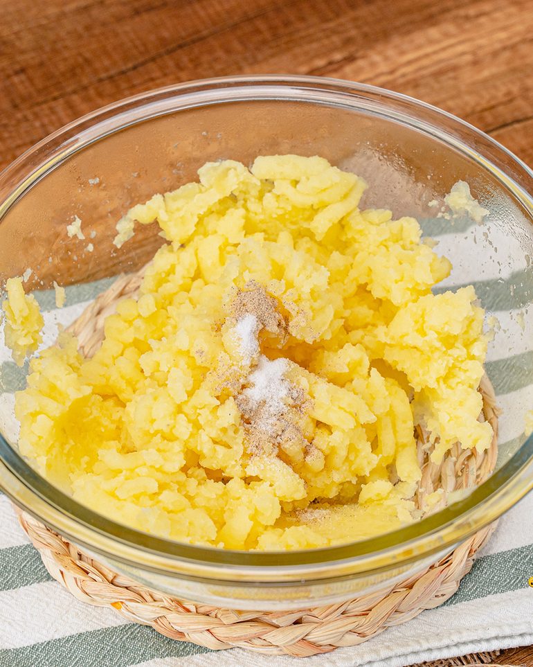 มันฝรั่งบอล (หม้อทอด) ขั้นที่ 5: ใส่พริกไทยป่น เกลือ และตามด้วยแป้งข้าวโพด…