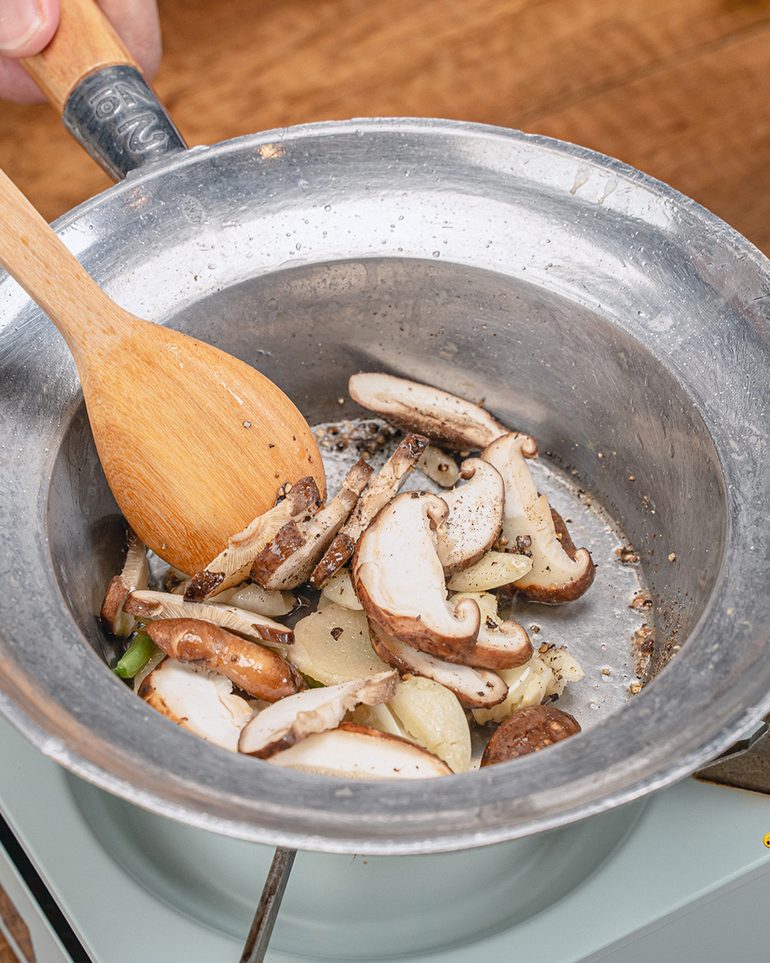 สามชั้นอบวุ้นเส้น ขั้นที่ 4: ใส่เห็ดหอมและพริกไทยดำ ผัดจนเห็ดเริ่มนิ่มและได้กลิ่นหอม