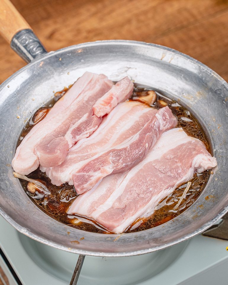 สามชั้นอบวุ้นเส้น ขั้นที่ 6: วางหมูสามชั้นเรียงบนวุ้นเส้น ปิดฝา แล้วเปิดไฟกลางอบไว้ 5 นาที