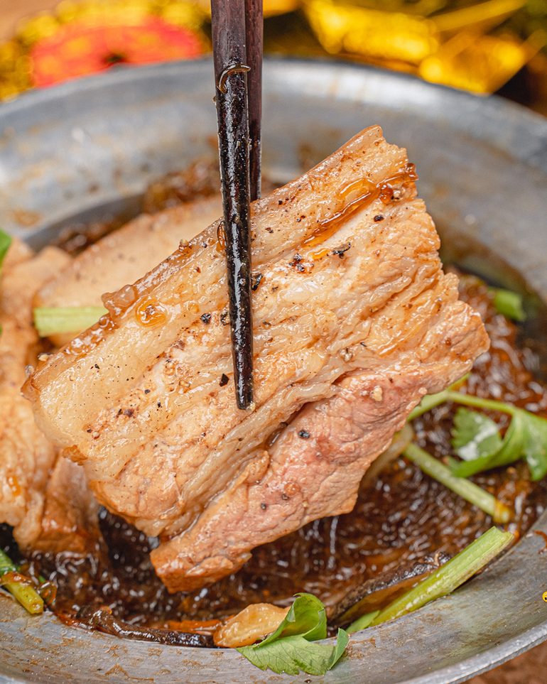 สามชั้นอบวุ้นเส้น ขั้นที่ 8: เปิดฝาเช็กหมูสามชั้น ลองผ่าชิ้นที่หนาที่สุดดู ถ้าเนื้อยังเป็นสีชมพู…