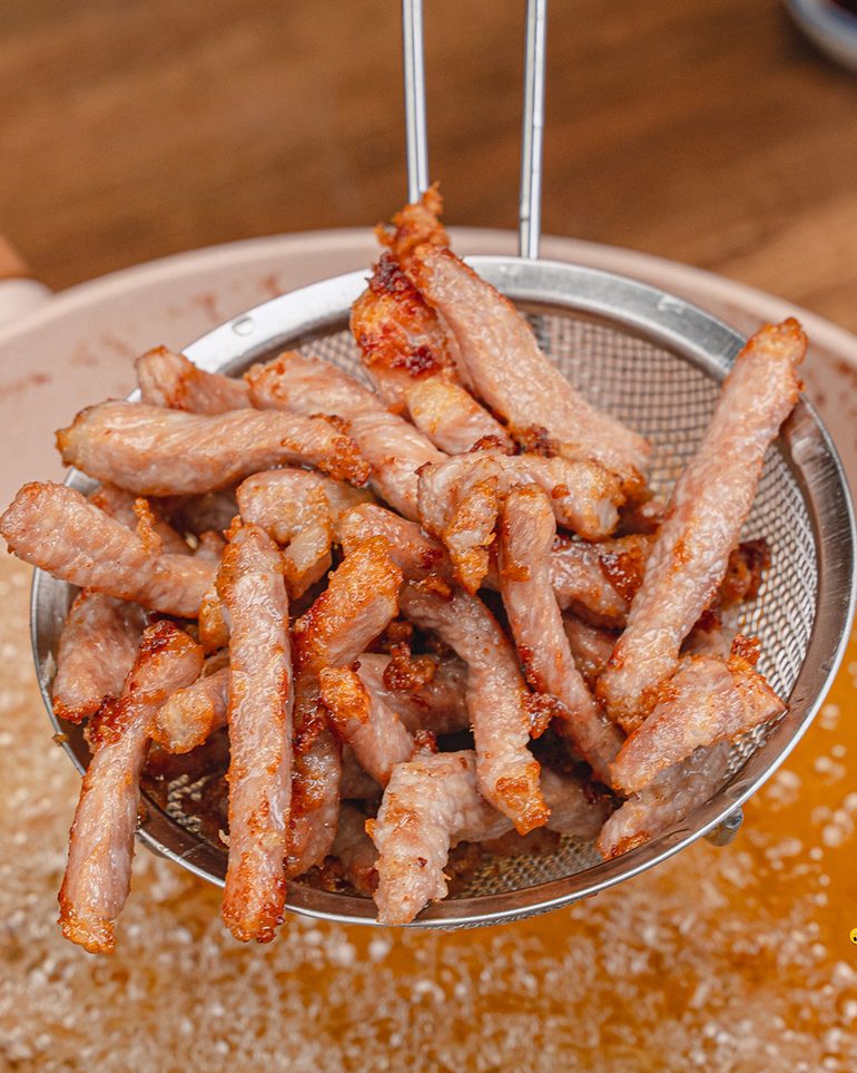 หมูทอดชาววัง ขั้นที่ 5: ตักหมูขึ้นใส่กระชอน สะเด็ดน้ำมันแล้วพักไว้ ทอดส่วนที่เหลือจนหมด
