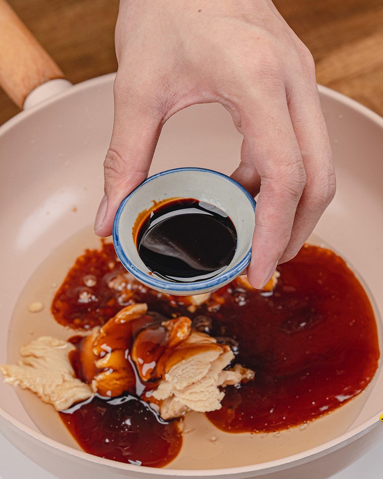 หมูทอดชาววัง ขั้นที่ 6: ทำน้ำซอส: ใช้กระทะที่สะอาด ใส่น้ำมัน น้ำตาลปี๊บ ซอสหอยนางรม ซีอิ๊วขาว และซีอิ๊วดำ