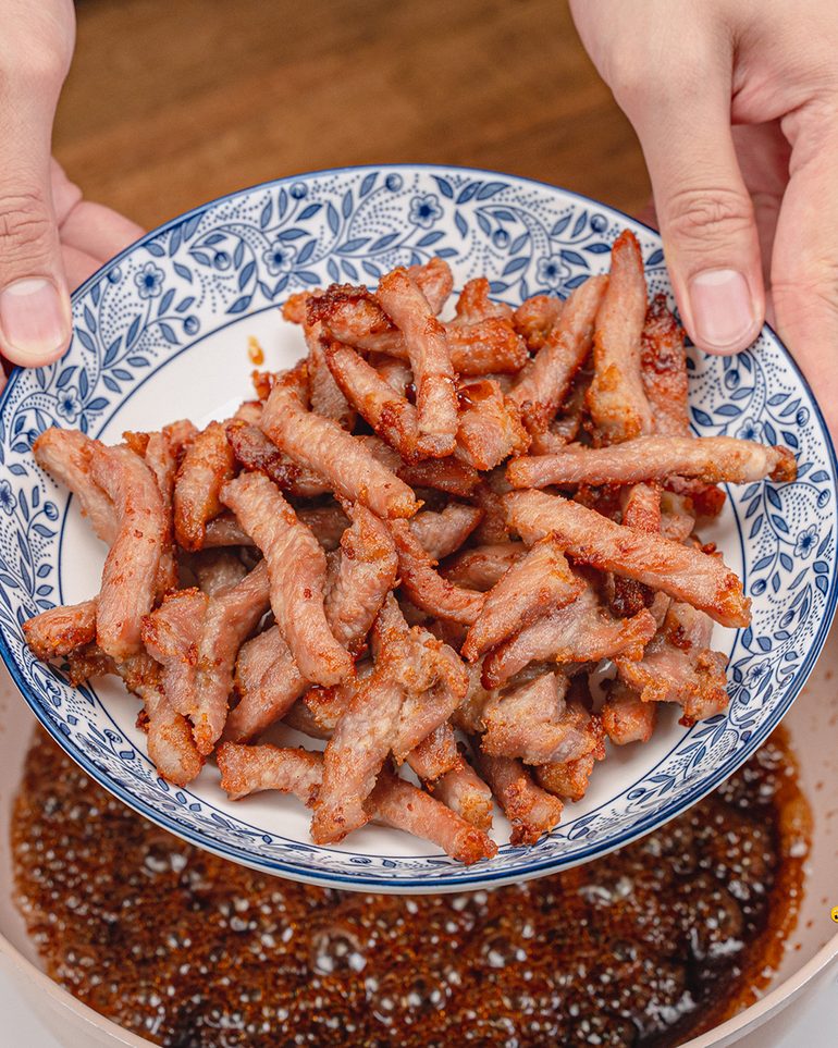 หมูทอดชาววัง ขั้นที่ 9: ใส่หมูที่ทอดไว้ลงในกระทะ