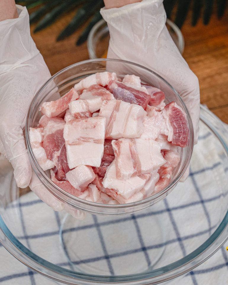 หมูสามชั้นคั่วน้ำปลาหวาน ขั้นที่ 1: หั่นหมูสามชั้นเป็นชิ้นพอดีคำ ขนาดประมาณ 2 ซม.…