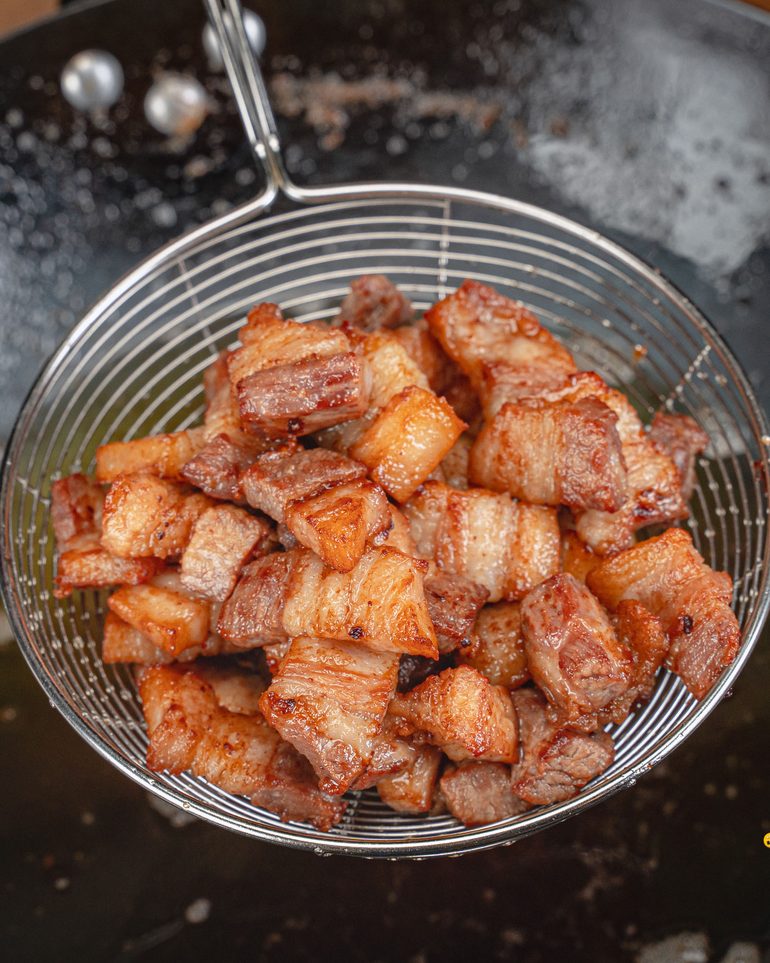 หมูสามชั้นคั่วน้ำปลาหวาน ขั้นที่ 4: ตักหมูขึ้นใส่กระชอน พักไว้ให้สะเด็ดน้ำมัน