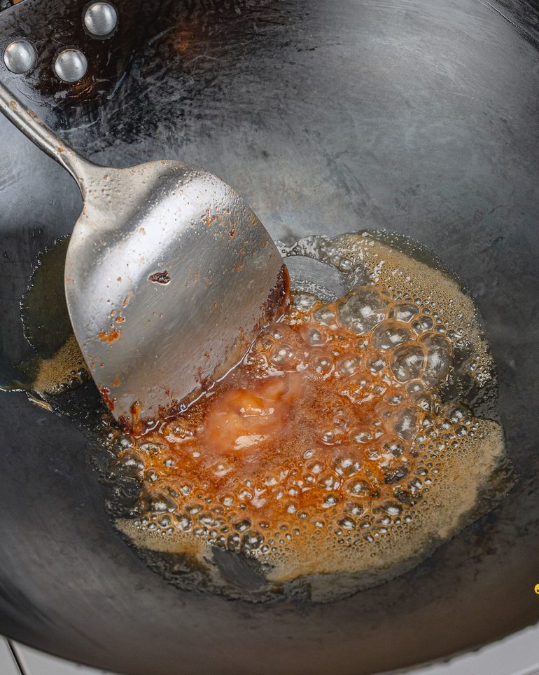 หมูสามชั้นคั่วน้ำปลาหวาน ขั้นที่ 5: ใช้กระทะใบเดิม ตักน้ำมันส่วนเกินออกให้เหลือติดก้นกระทะบางๆ ลดเป็นไฟอ่อน…