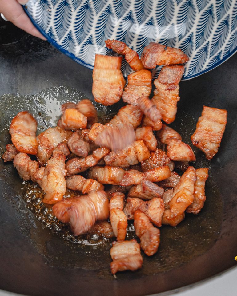 หมูสามชั้นคั่วน้ำปลาหวาน ขั้นที่ 6: เทหมูที่พักไว้ลงกระทะทั้งหมด ใช้ไฟอ่อนเท่าเดิม