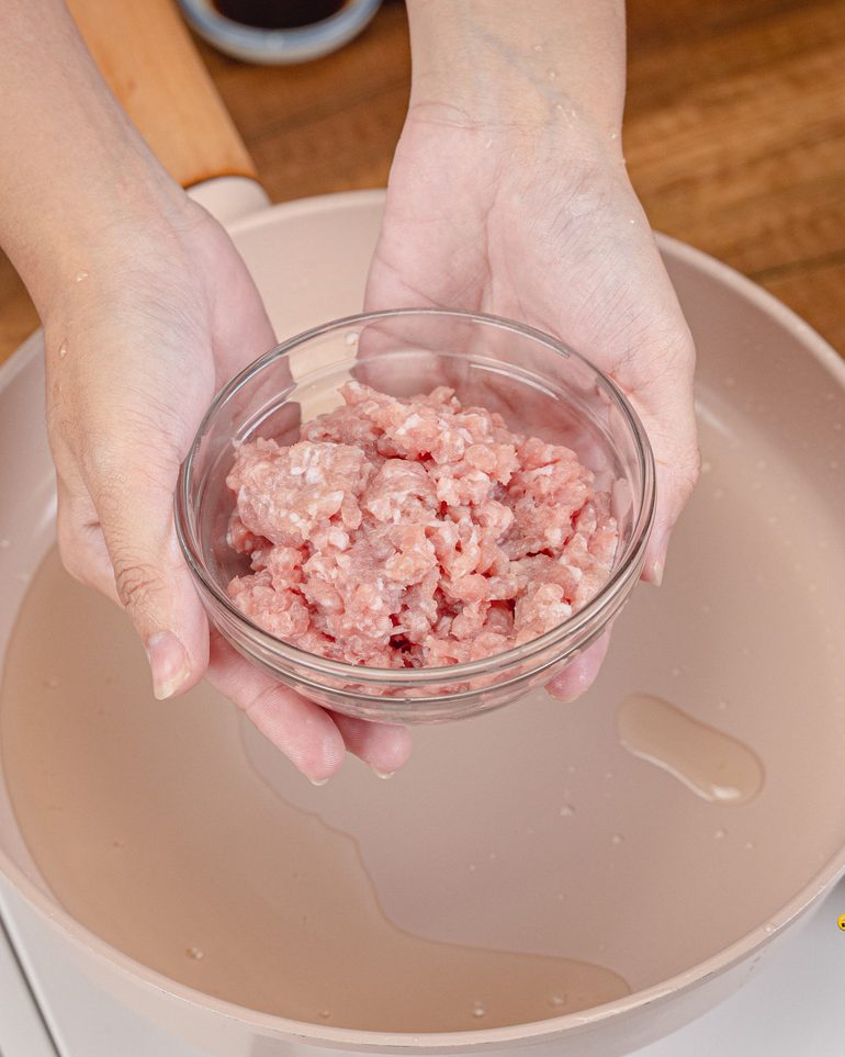 เต้าหู้ทรงเครื่องหมูสับ ขั้นที่ 5: ใส่น้ำมันสำหรับผัดลงกระทะ เปิดไฟกลาง รอจนน้ำมันเริ่มร้อน