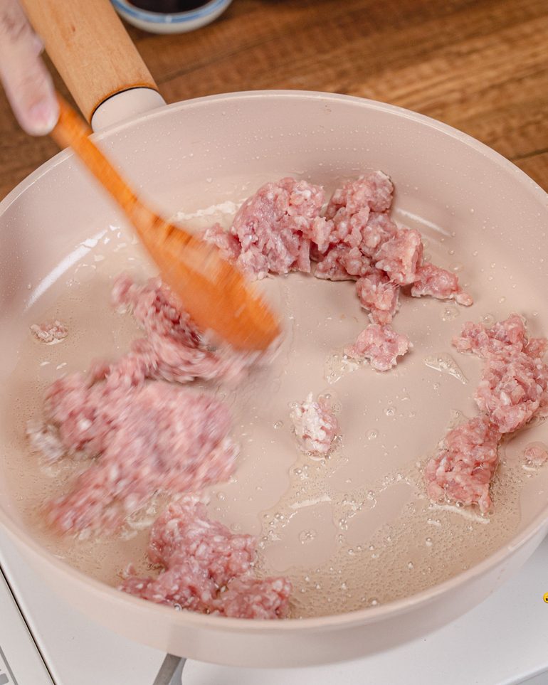 เต้าหู้ทรงเครื่องหมูสับ ขั้นที่ 6: ใส่หมูสับลงไป ใช้ทัพพียีให้หมูแตกเป็นเม็ดเล็ก ผัดจนหมูเปลี่ยนสีพอสุก