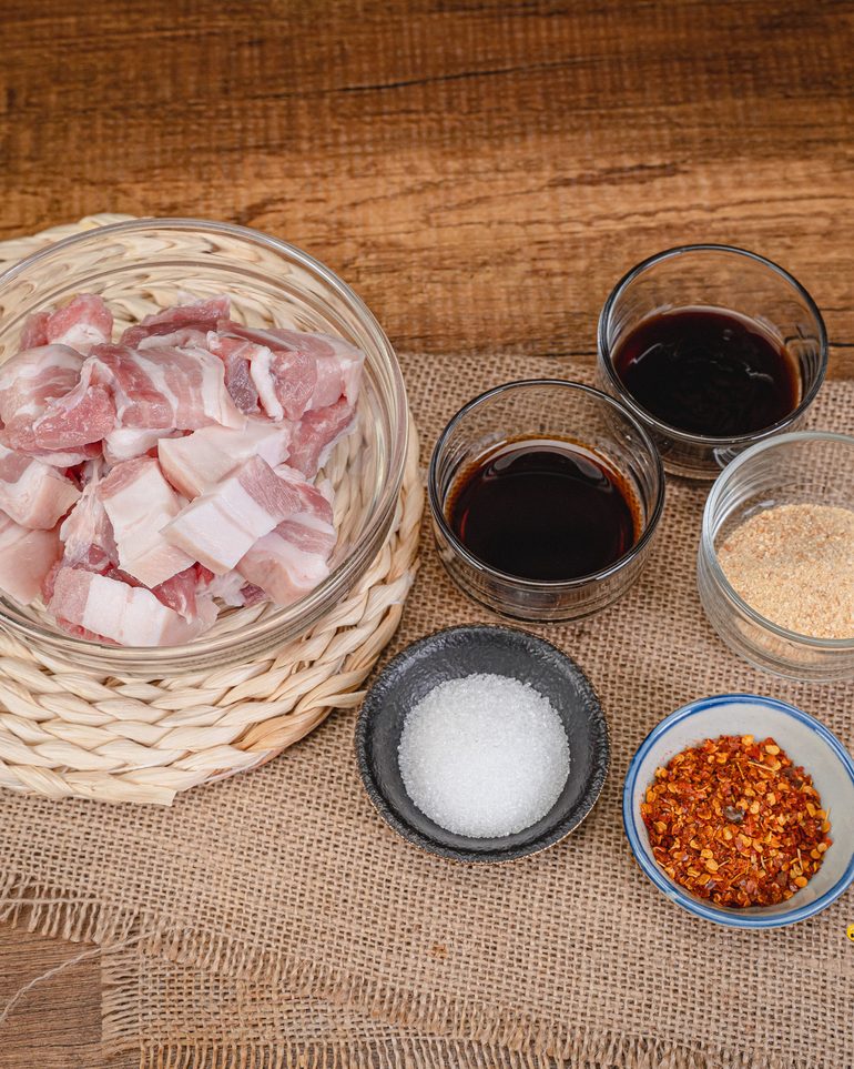 สามชั้นข้าวคั่ว (หม้อทอด) ขั้นที่ 1: ล้างหมูสามชั้นให้สะอาด ซับให้แห้ง แล้วหั่นเป็นชิ้นพอดีคำ…