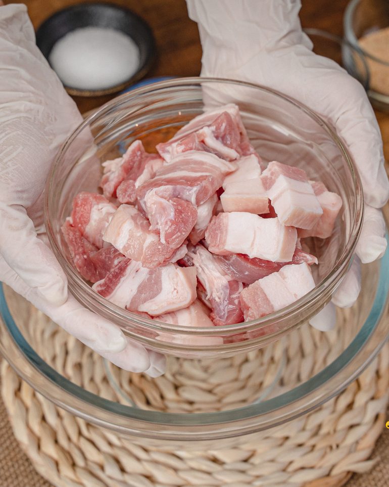 สามชั้นข้าวคั่ว (หม้อทอด) ขั้นที่ 2: เตรียมชามผสม ใส่หมูสามชั้นที่หั่นแล้วลงไป