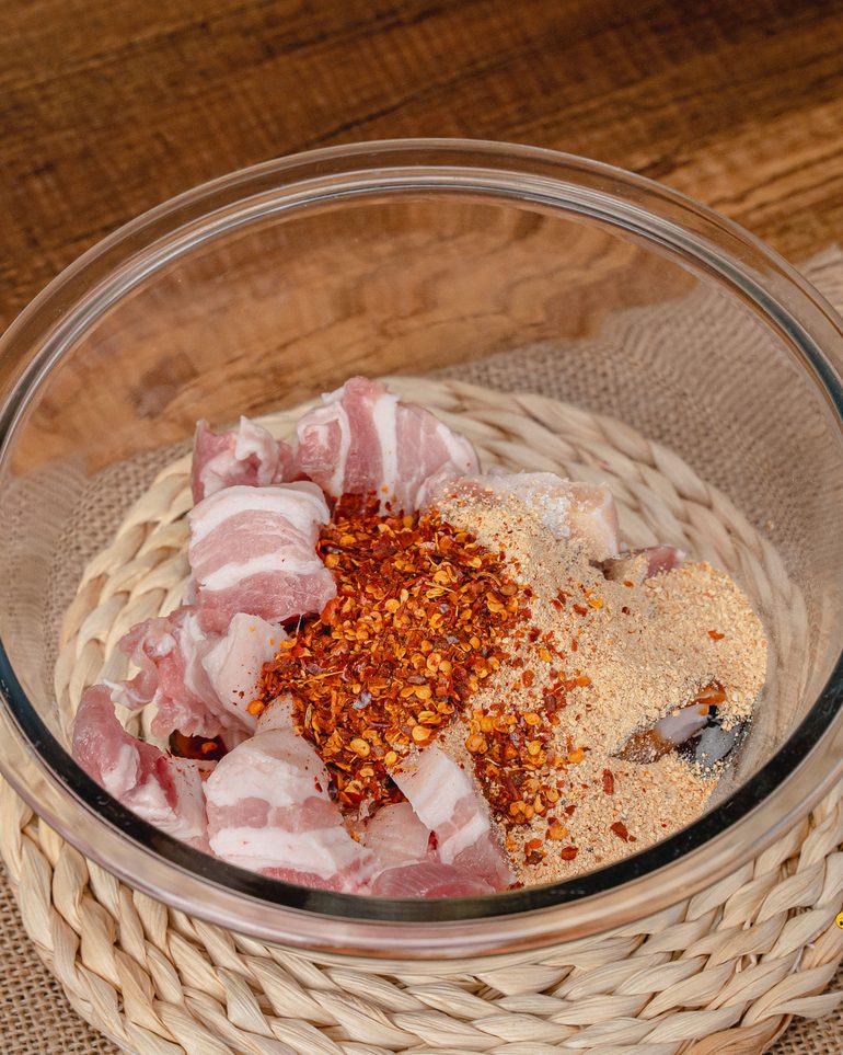 สามชั้นข้าวคั่ว (หม้อทอด) ขั้นที่ 4: ใส่น้ำตาล ข้าวคั่ว และพริกป่นตามลงไป