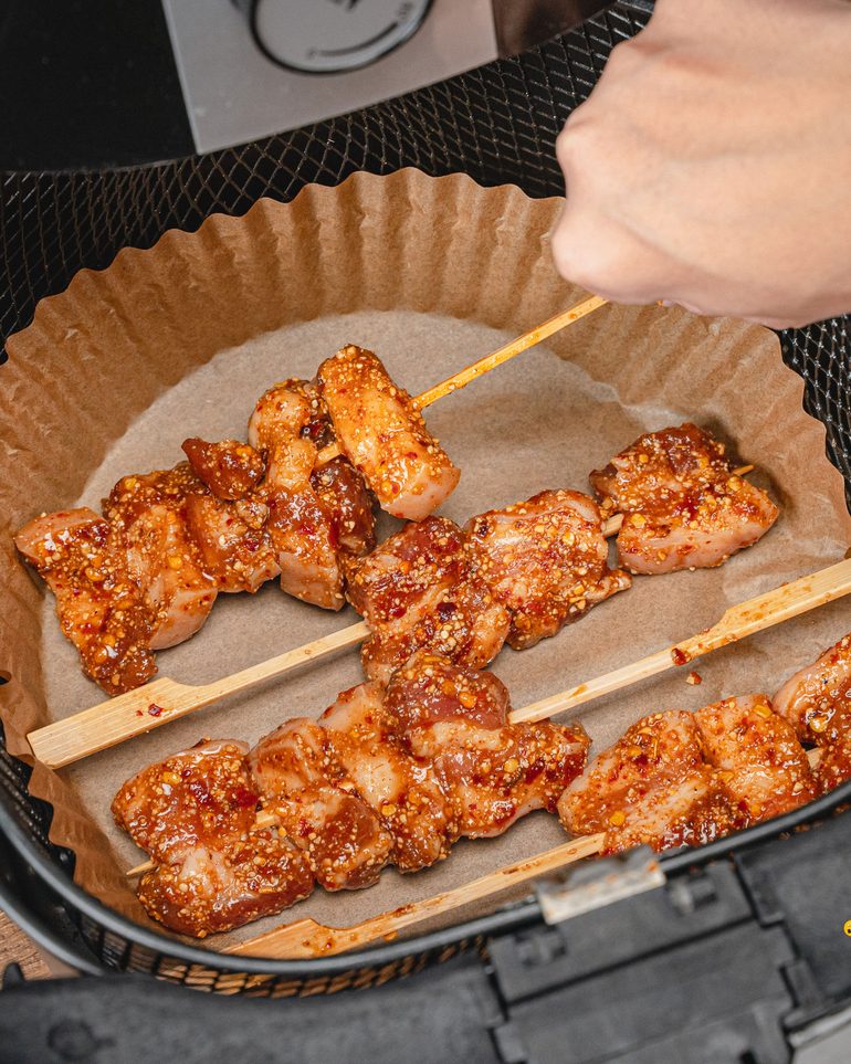 สามชั้นข้าวคั่ว (หม้อทอด) ขั้นที่ 7: รองกระดาษรองอบในตะกร้าหม้อทอด วางไม้หมูเรียงชั้นเดียวไม่ซ้อนกัน อบที่…