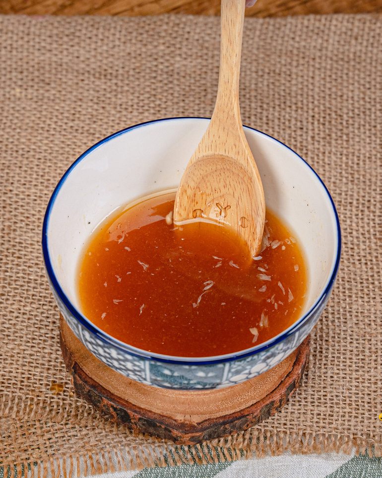 ไข่ขยี้พริกน้ำปลาโหระพา ขั้นที่ 1: ทำพริกน้ำปลา: ใส่น้ำปลา น้ำมะนาว น้ำตาล และผงปรุงรสลงในชามผสม…