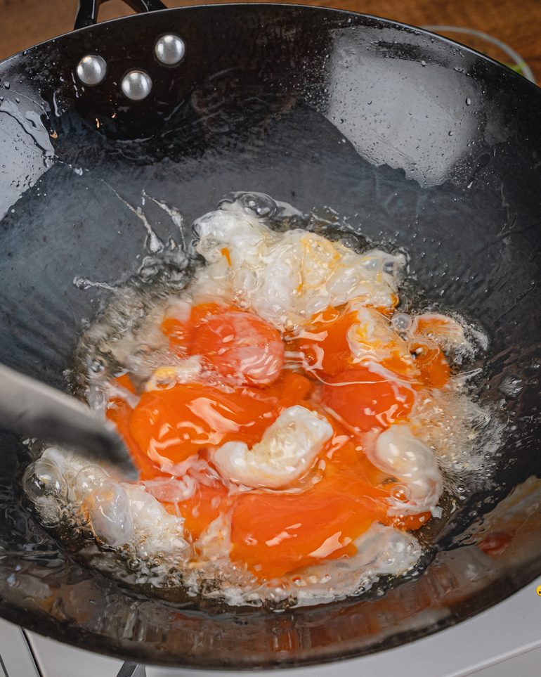 ไข่ขยี้พริกน้ำปลาโหระพา ขั้นที่ 5: ใช้ตะหลิวเจาะไข่แดงให้แตก แล้วขยี้เกลี่ยให้ไข่ขาวกับไข่แดงพอเข้ากัน…