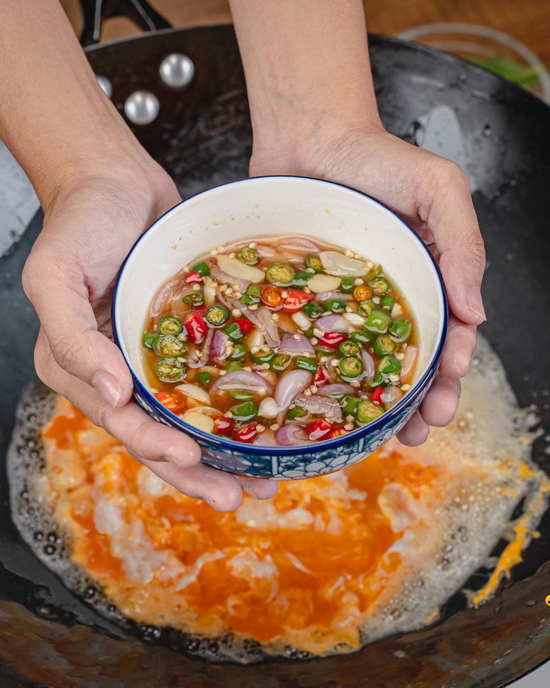 ไข่ขยี้พริกน้ำปลาโหระพา ขั้นที่ 6: ตอนไข่ยังสุกไม่หมด เทพริกน้ำปลาที่ทำไว้ลงไปทั้งชาม…