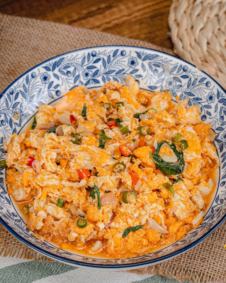 ไข่ขยี้พริกน้ำปลาโหระพา ขั้นที่ 8: ตักใส่จาน เสิร์ฟทันทีกับข้าวสวยร้อน